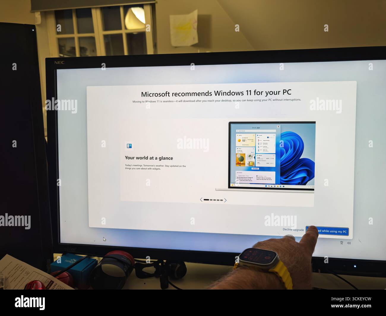 Paris, Frankreich - 7. Juli 2025: Eine Person mit einer gelben Uhr zeigt auf einem Computerbildschirm auf die Schaltfläche Upgrade ablehnen und zeigt eine Microsoft-Aufforderung an Stockfoto