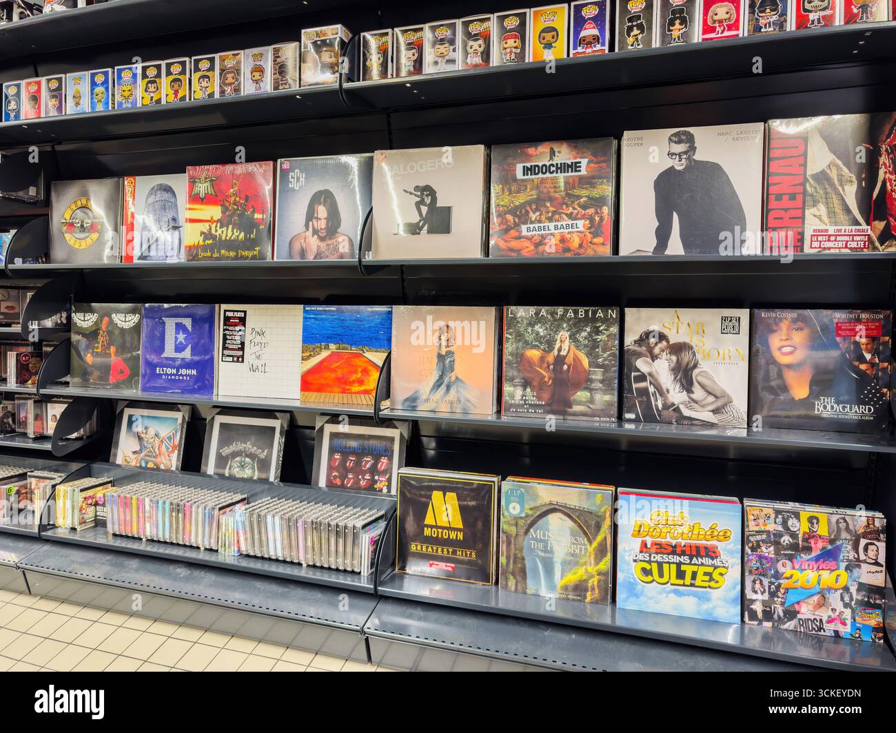Paris, Frankreich - 7. August 2025: Ausstellung eines Musikgeschäfts mit Schallplatten verschiedener Künstler in Regalen mit CDs unten Stockfoto