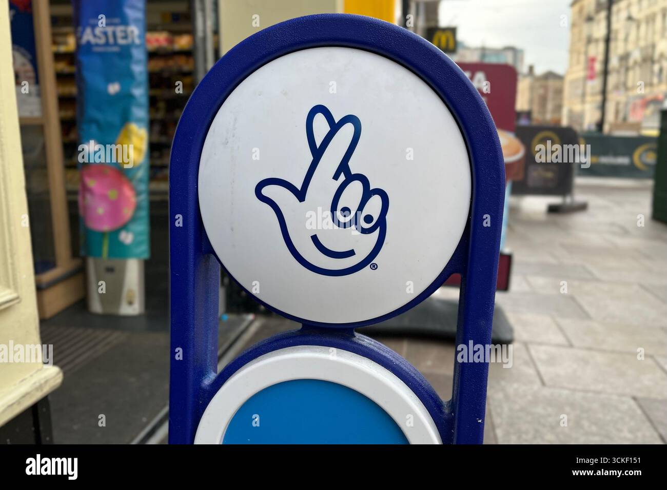 Nationales Lotteriezeichen vor einem Tesco Express in Cardiff, Wales, Großbritannien. April 2025. - Smartphone-aufgenommenes Stockfoto