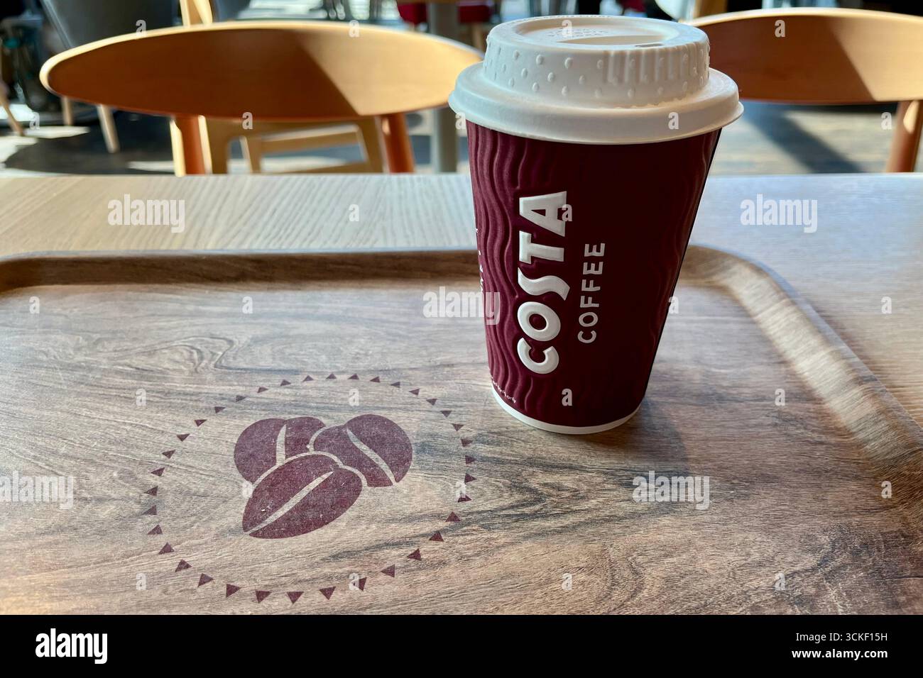 Costa Coffee Cup und Tablett an einem Tisch in einem Costa Coffee Outlet in Swansea. Swansea, Wales, Vereinigtes Königreich. September 2025. - Smartphone-aufgenommenes Stockfoto