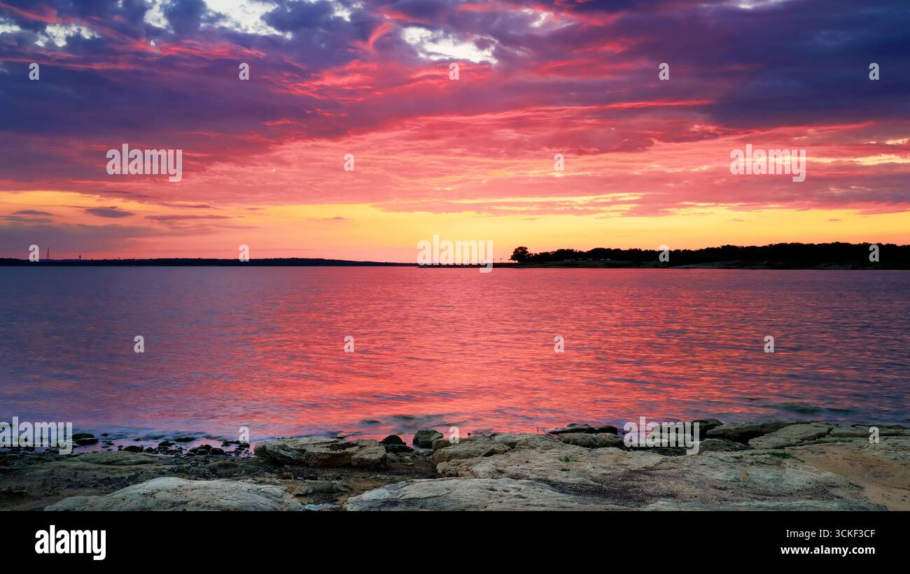Sonnenuntergang über dem Grapevine Lake. Stockfoto