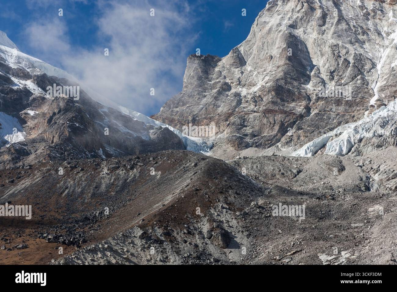Grauer Gletscher, der an einem klaren Tag einen großen, mit Schnee bedeckten Berg absteigt. Himalaya Berge, Everest Base Camp Track, Nepal. Stockfoto
