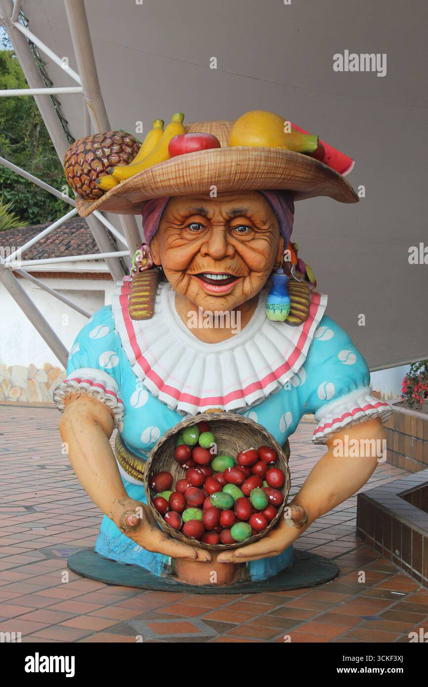 Porträt der Statue einer weiblichen Kaffeepflückerin, nur wenige Meter von der akustischen Hülle des Ecoparque Los Yarumos in Manizales, Kolumbien. Stockfoto