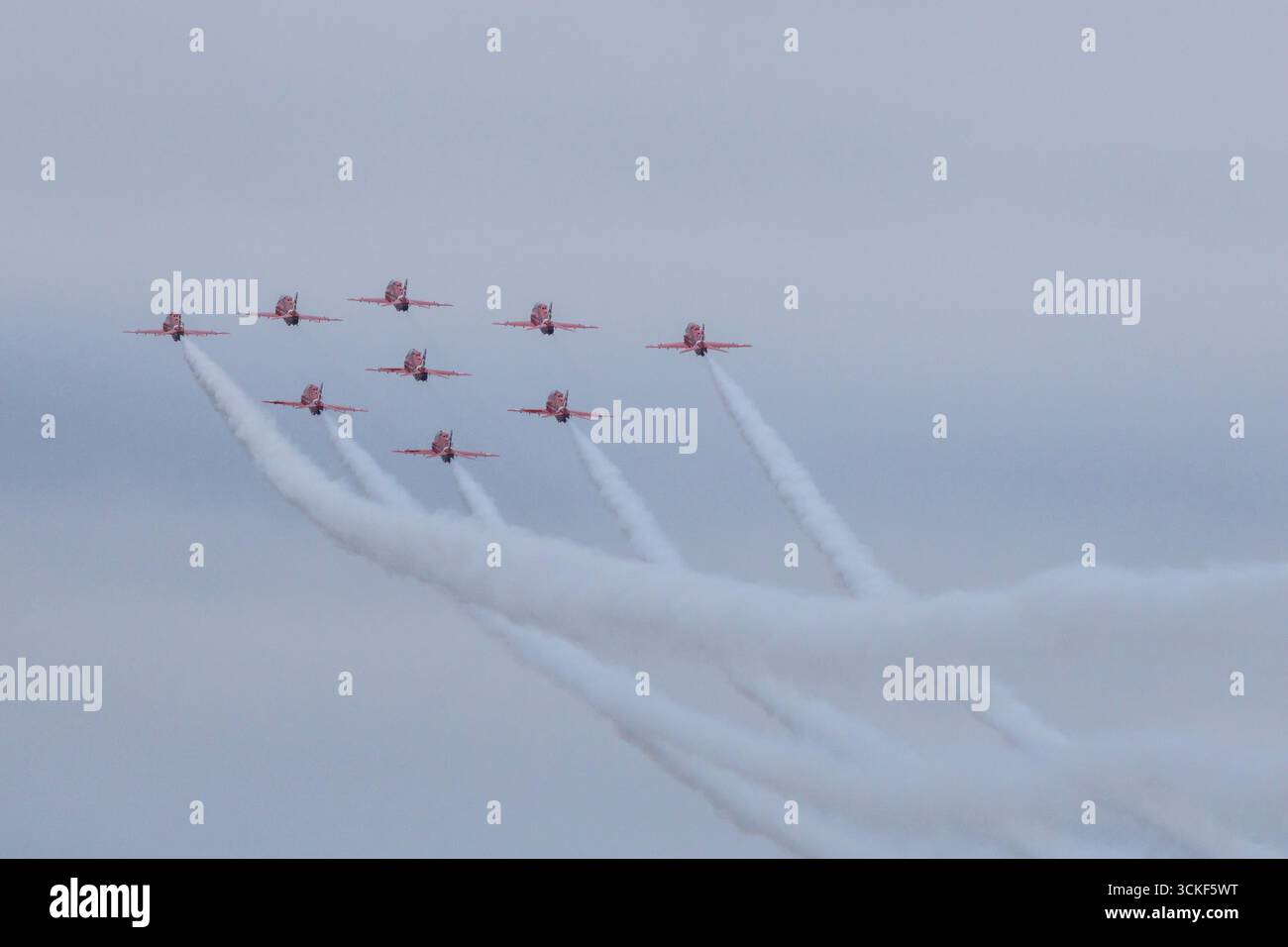 September 2025. Die Red Arrows, offiziell bekannt als Royal Air Force Aerobatic Team, rollten in Diamond Nine Formation beim Ayr Show Festival of F Stockfoto