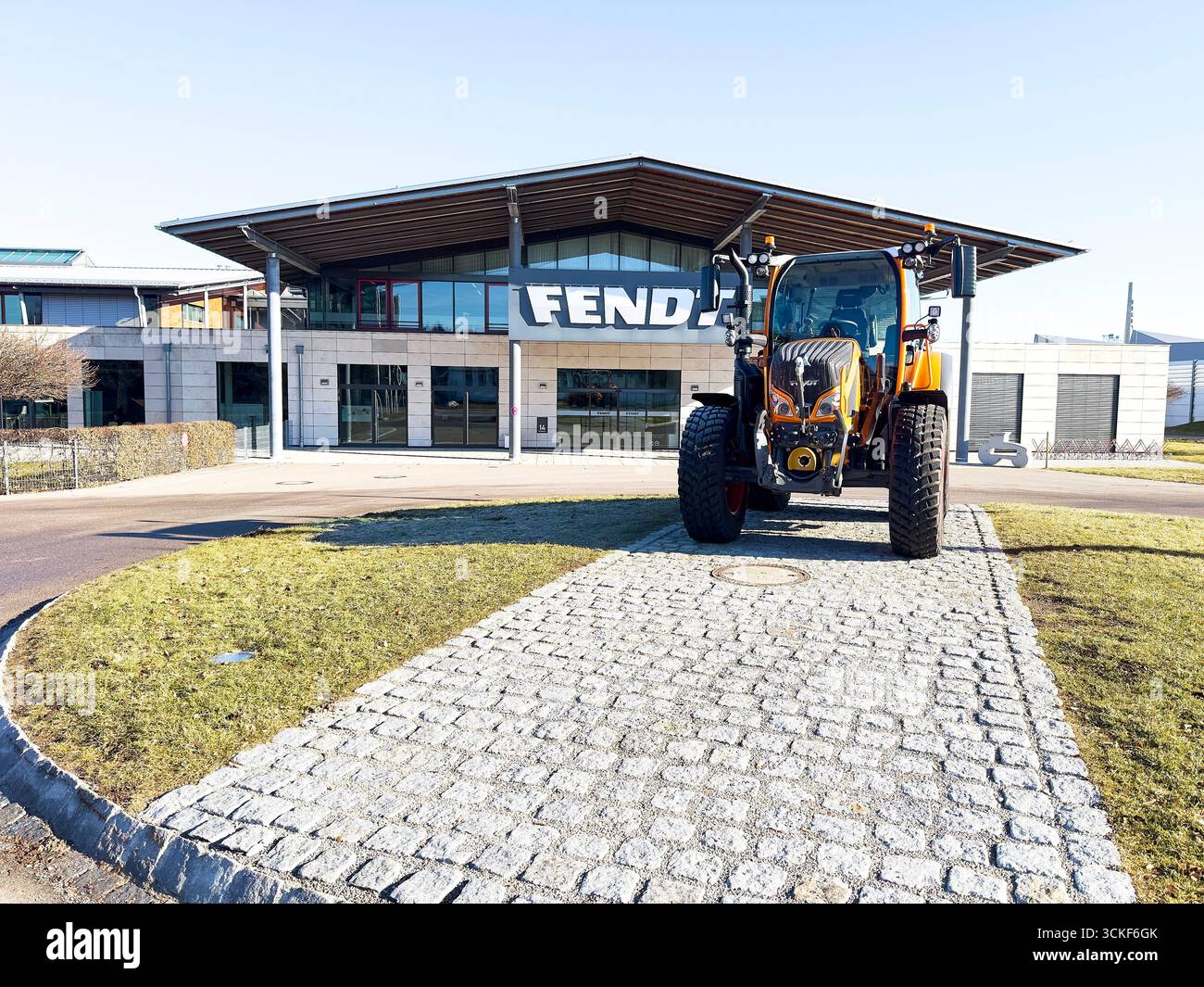 Marktoberdorf, Deutschland. Februar 2025. Ein moderner Fendt-Traktor vor Fendt Enterprise am 8. Februar 2025 in Marktoberdorf, Bayern. Fotograf: ddp Images/STAR-Images Credit: ddp Media GmbH/Alamy Live News Stockfoto
