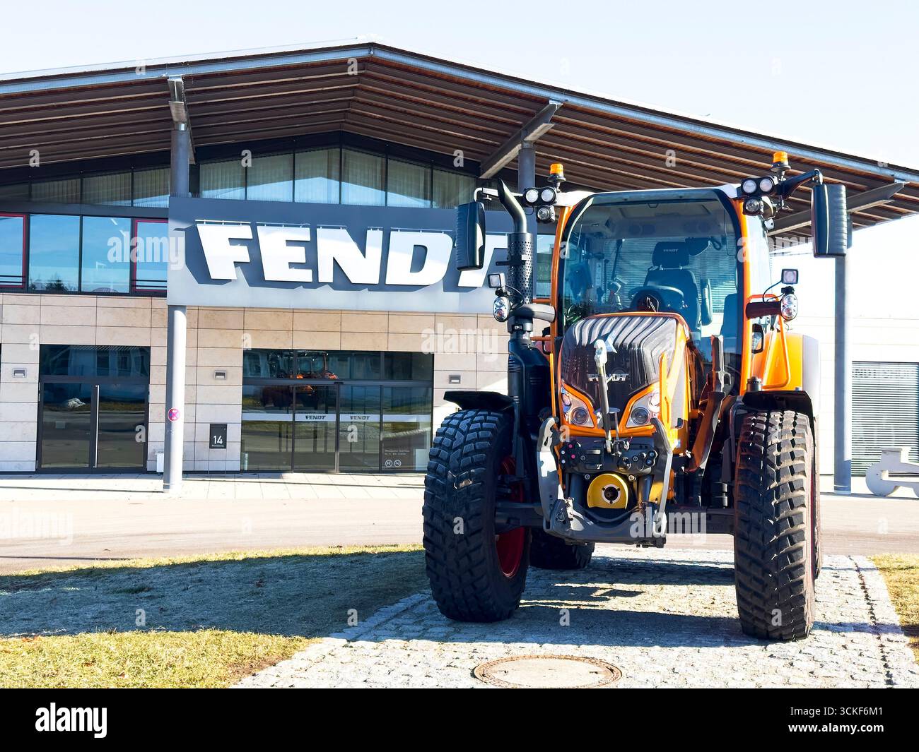 Marktoberdorf, Deutschland. Februar 2025. Ein moderner Fendt-Traktor vor Fendt Enterprise am 8. Februar 2025 in Marktoberdorf, Bayern. Fotograf: ddp Images/STAR-Images Credit: ddp Media GmbH/Alamy Live News Stockfoto