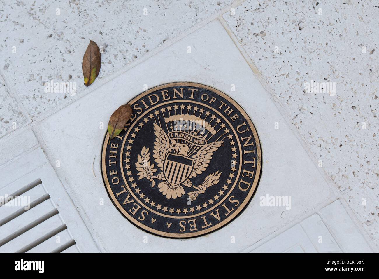 Washington, Usa. September 2025. Das Präsidentensiegel auf dem neu renovierten Rosengarten des Weißen Hauses in Washington, DC, USA, am Donnerstag, den 11. September, 2025. Vermerk: Aaron Schwartz/Pool über CNP Vermerk: Abaca Press/Alamy Live News Stockfoto