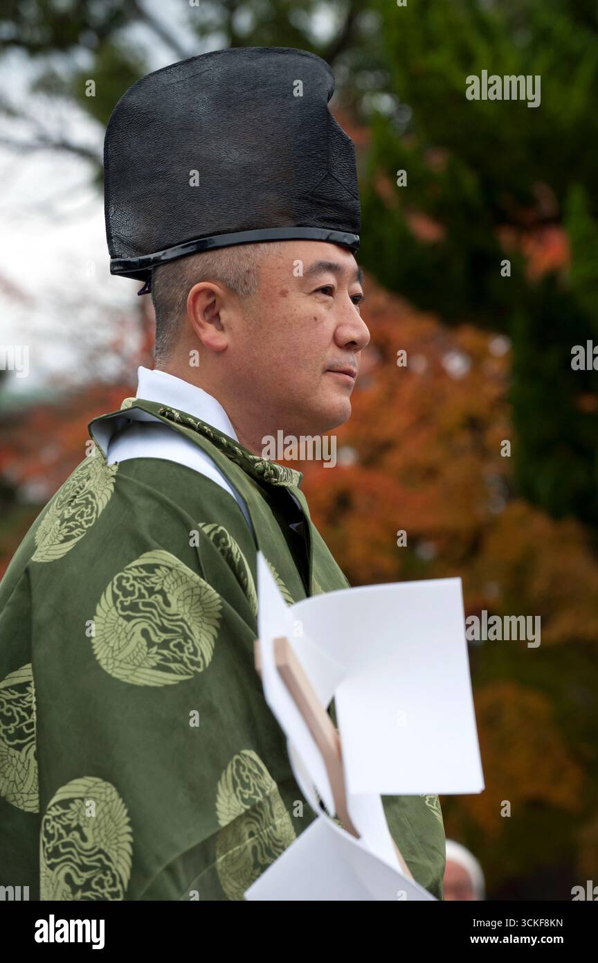 Japanischer Kannushi Shinto-Priester mit schwarzem Hut „eboshi“ bei einer Prozession auf dem Weg zu einem Yabusam (流鏑馬) Bogenschießen in Hikone, Japan. Stockfoto