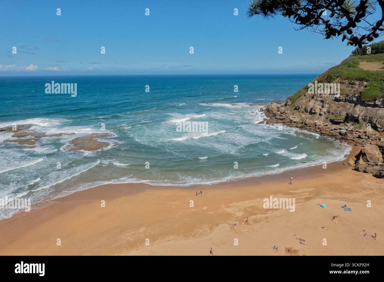 Wunderschöne Playa La Ñora in der Nähe von Gijon, Asturien, Spanien Stockfoto