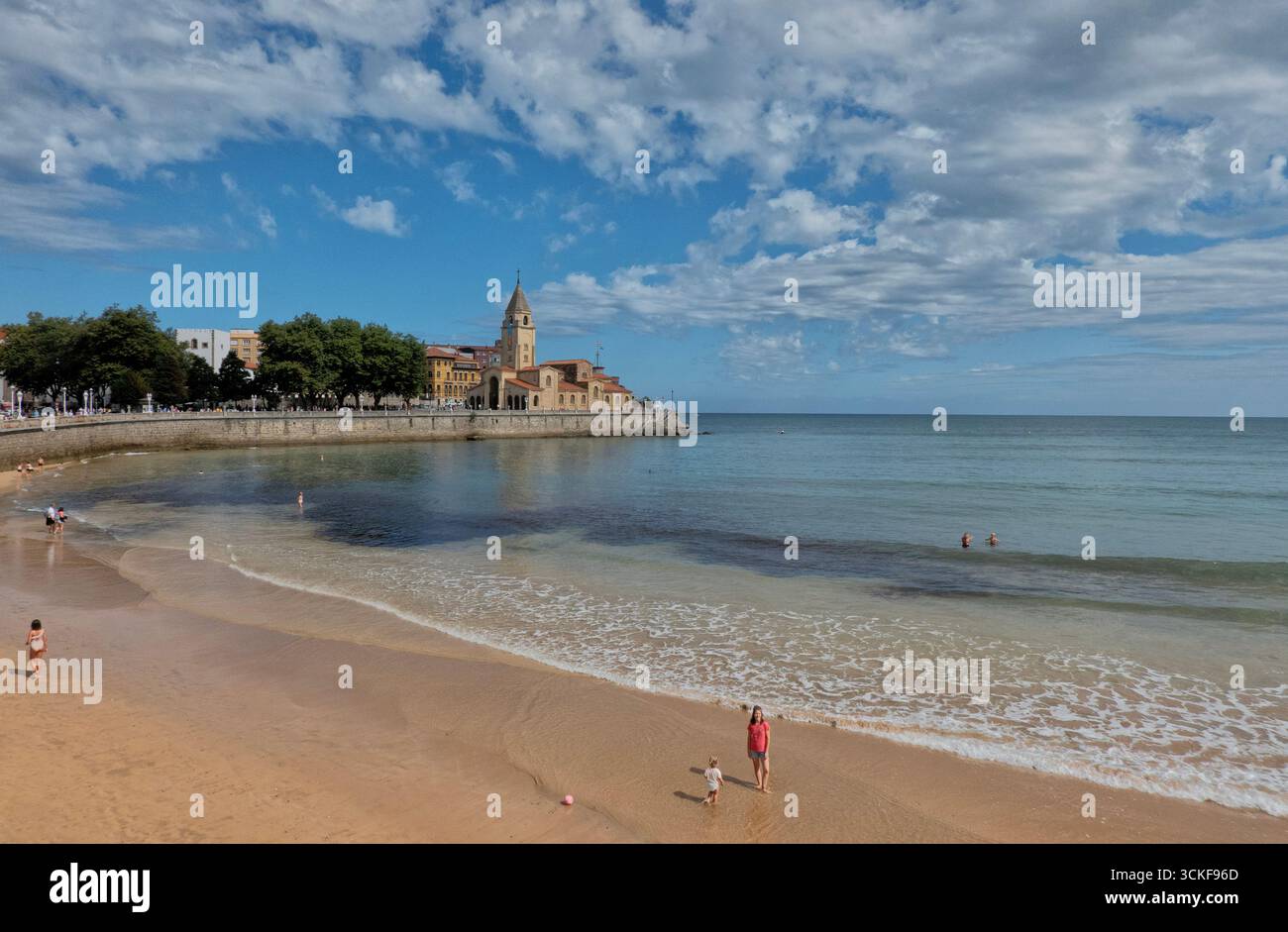 Die Parroquia San Pedro (St. Peters Kirche) und San Lorenzo Beach in Gijon, Asturien, Spanien Stockfoto