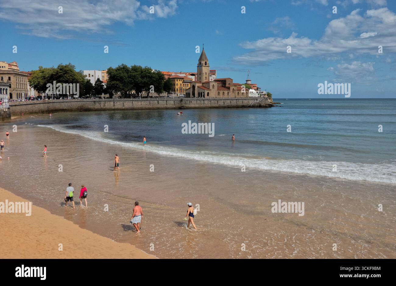 Die Parroquia San Pedro (St. Peters Kirche) und San Lorenzo Beach in Gijon, Asturien, Spanien Stockfoto