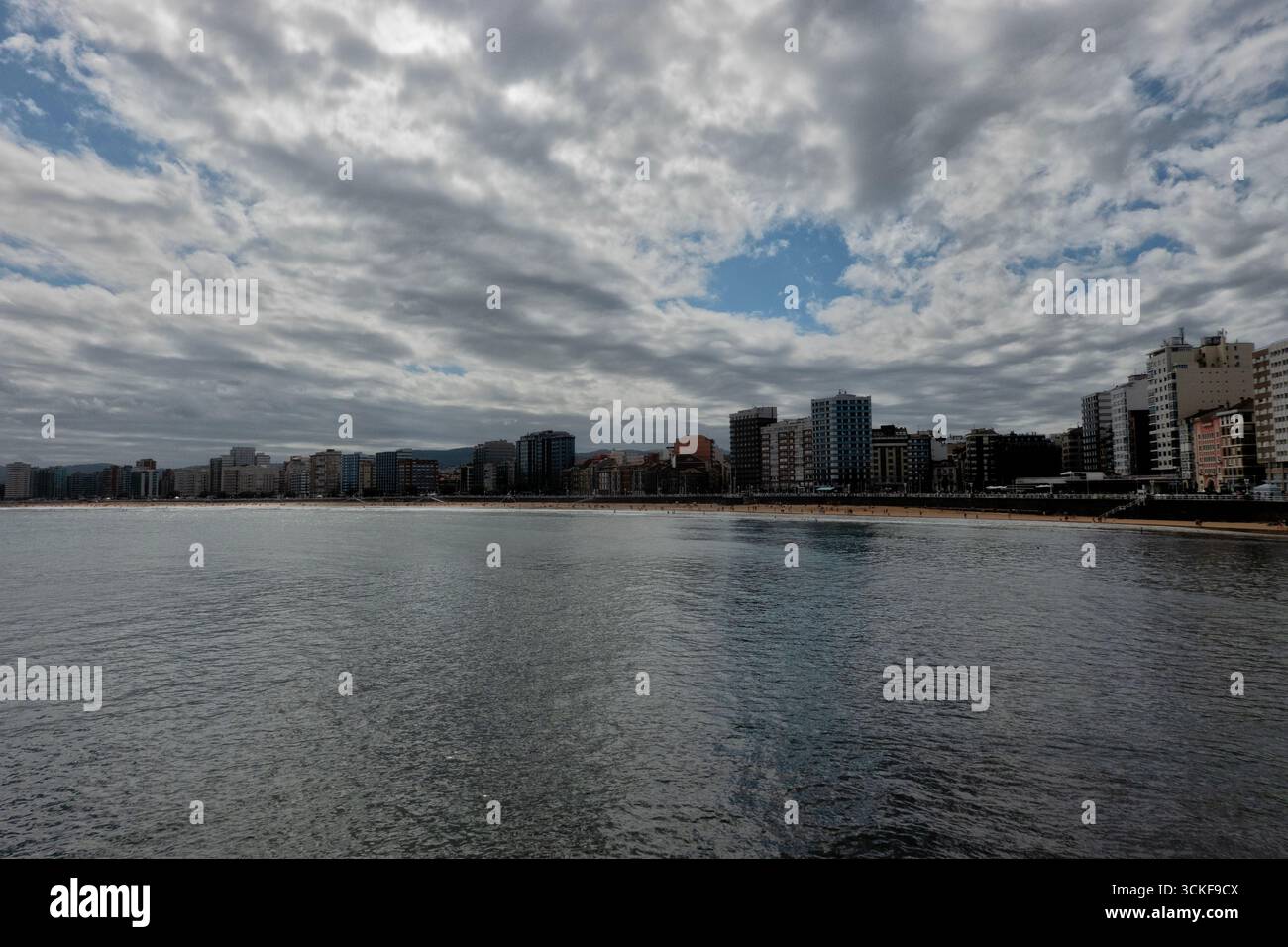Blick auf die Skyline von Gijon und den Strand von San Lorenzo, Gijon, Asturien, Spanien Stockfoto