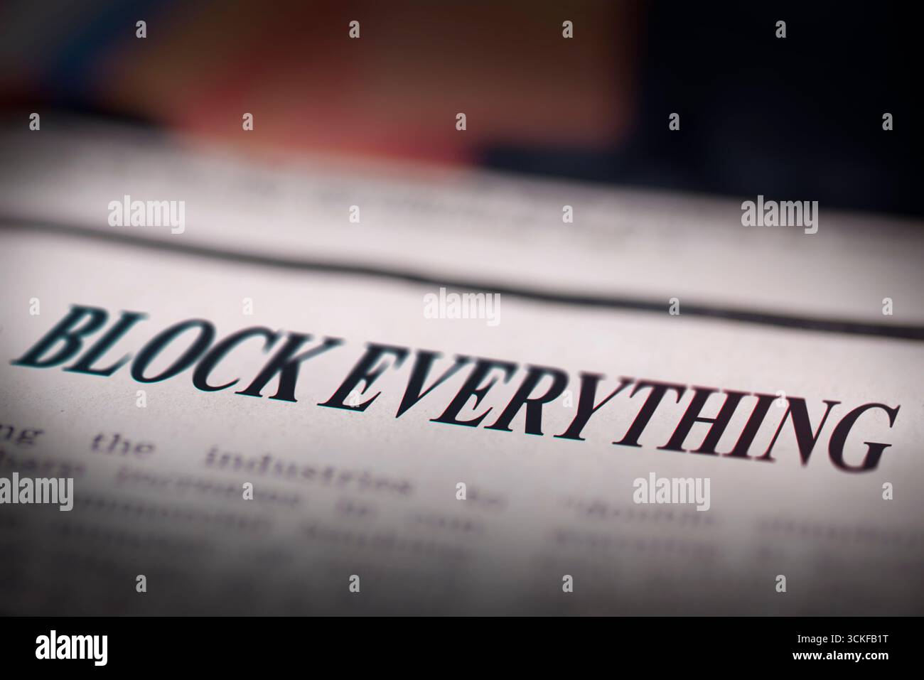 Ein Foto einer Zeitung mit dem fetten Text „Block Everything“ auf der Titelseite, der eine auffällige Schlagzeile oder eine Protestaussage andeutet. Stockfoto