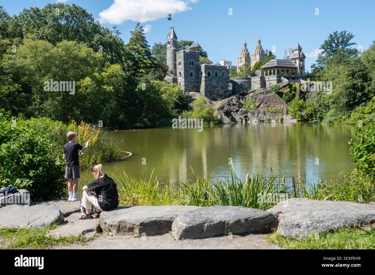 Belvedere Castle im Central Park ist eine beliebte Touristenattraktion mit Blick auf den Schildkrötenteich, 2025, New York City, USA Stockfoto