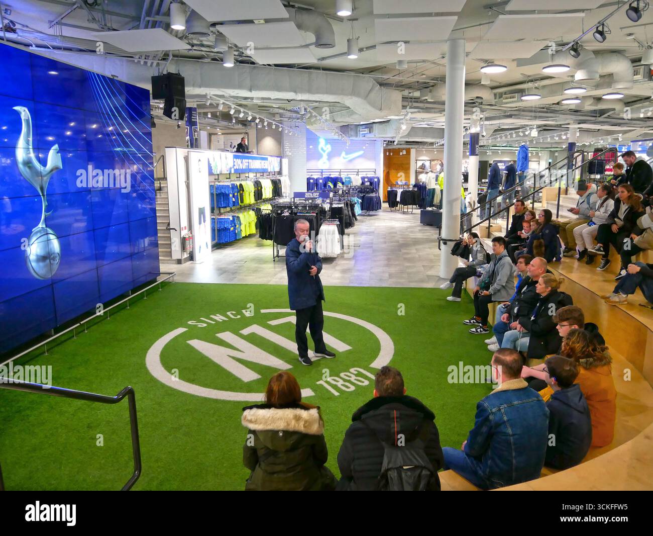 Präsentation mit Besuchern der Stadiontour bei der Stadiontour in der Tottenham Hotspurs White Hart Lane. Stockfoto