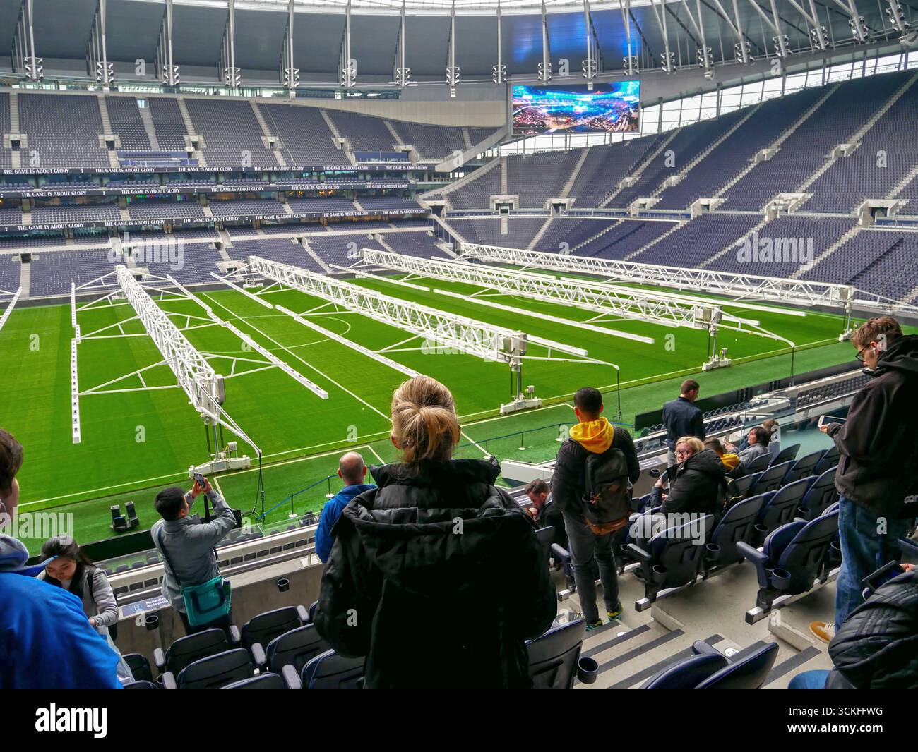 Tottenham Hotspurs White Hart Lane Stadion mit Besuchern auf der Stadiontour. Stockfoto