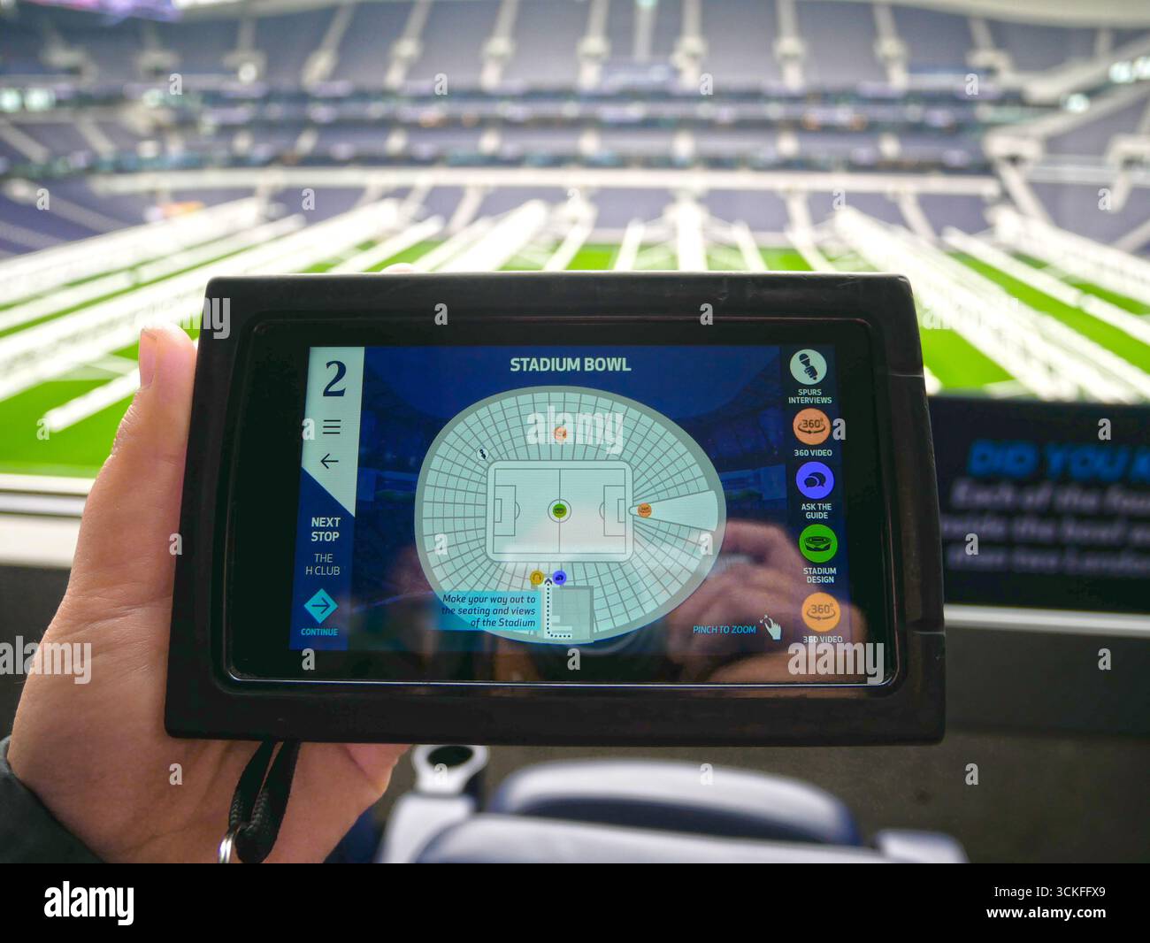 Multimedia-Gerät oder interaktiver Reiseleiter während der Tottenham Hotspur Stadium Tour in der White Hart Lane. Stockfoto