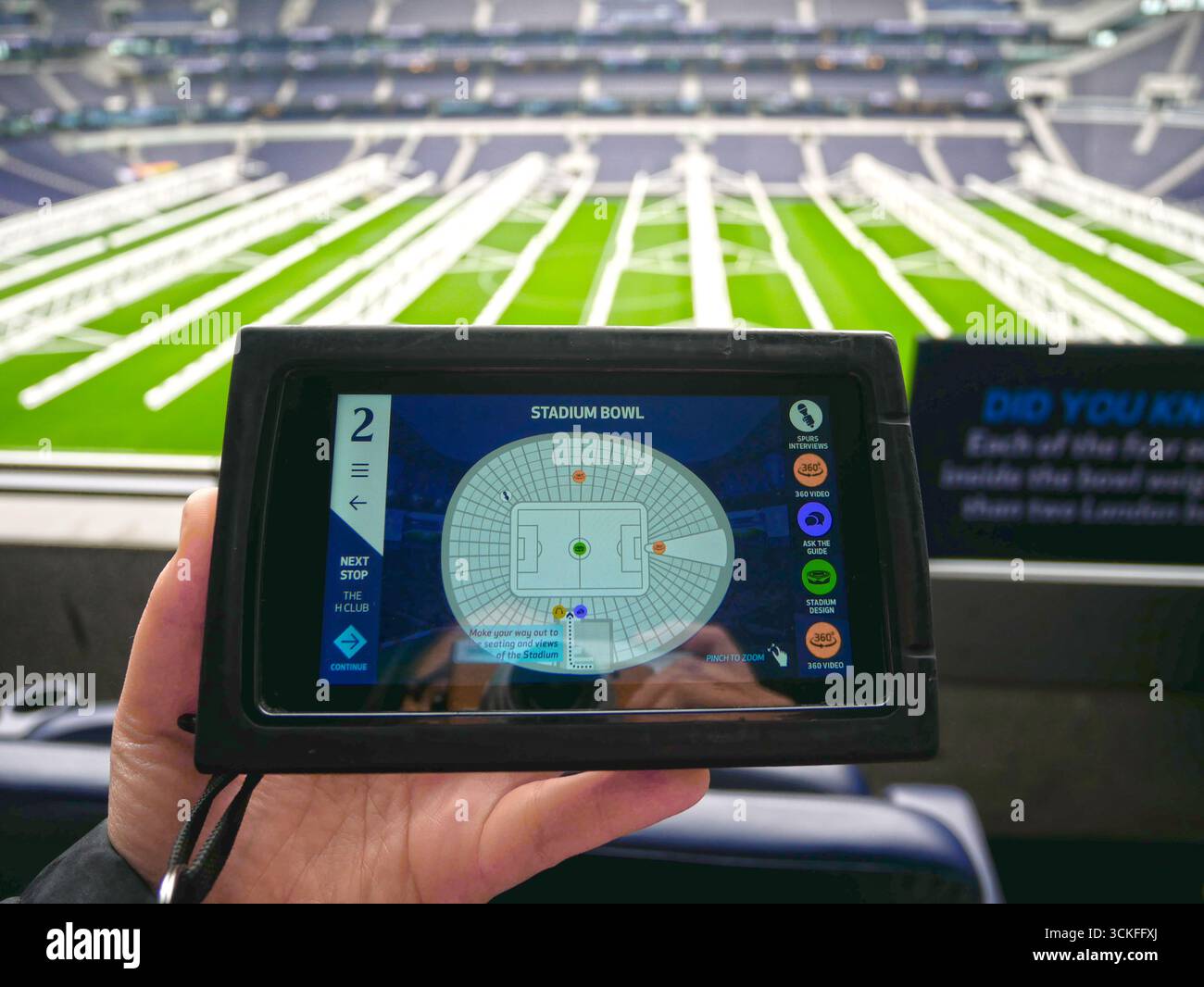Multimedia-Gerät oder interaktiver Reiseleiter während der Tottenham Hotspur Stadium Tour in der White Hart Lane. Stockfoto