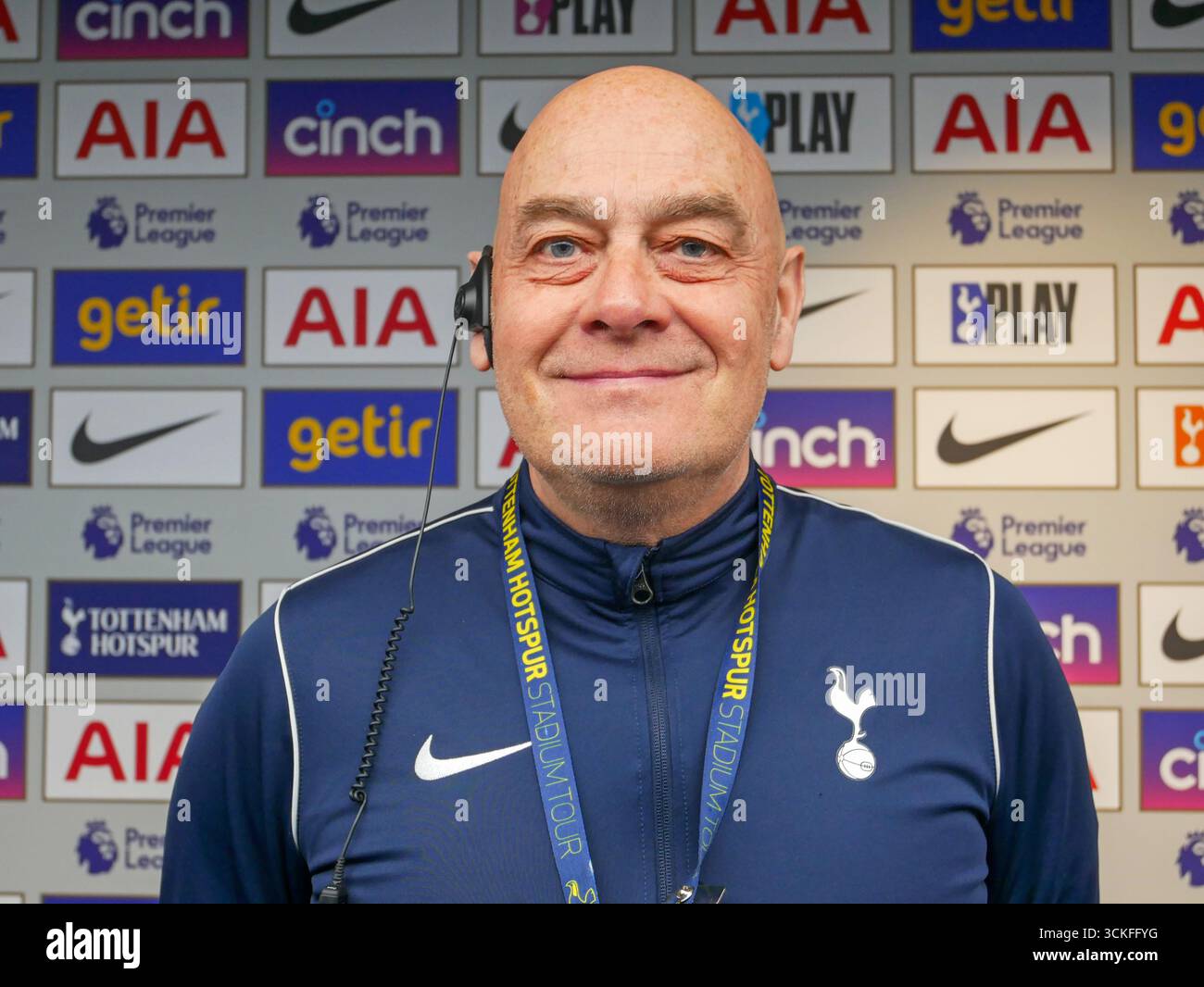 Einer der Tottenham Hotspur Guides in der White Hart Lane während der Stadiontour. Stockfoto