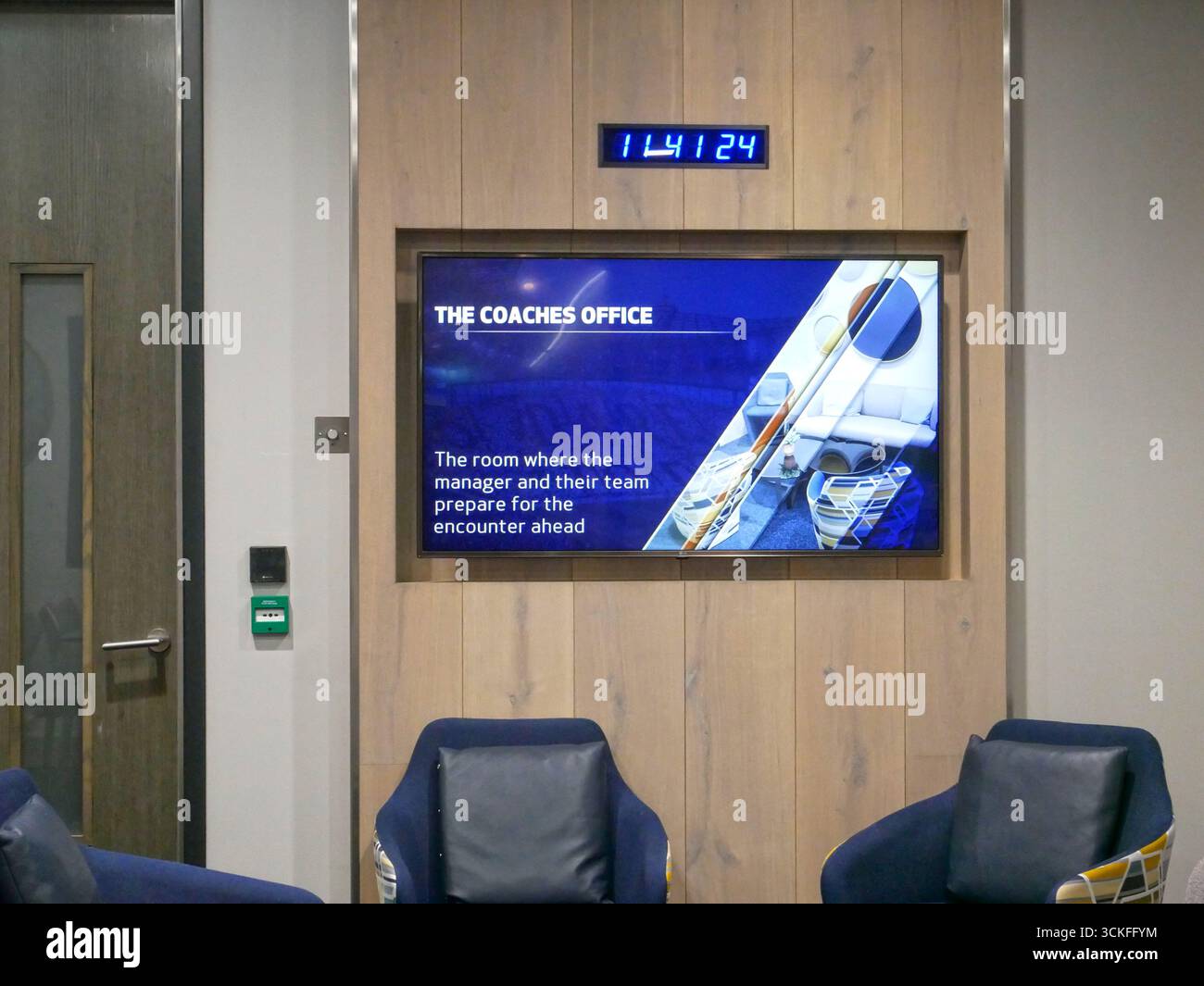 Sitzbereich vor dem Coaches Office im Tottenham Hotspurs Stadium. Stockfoto