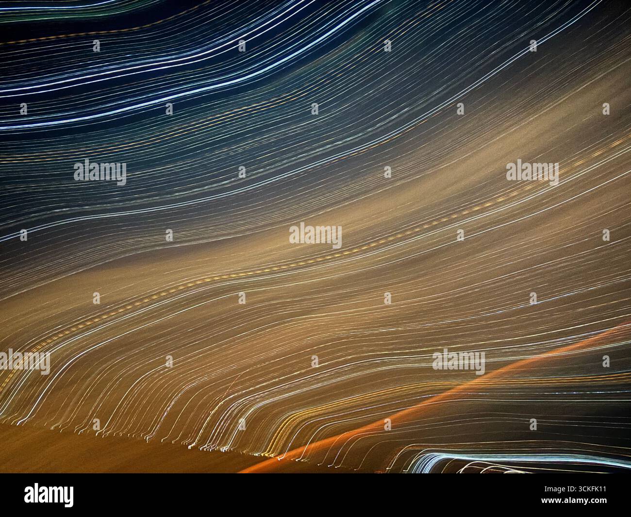 „Dynamische abstrakte Lichtspuren, die mit Langzeitaufnahmen bei Nacht erstellt wurden, mit fließenden Linien vor dunklem Hintergrund.“ - Smartphone-aufgenommenes Stockfoto