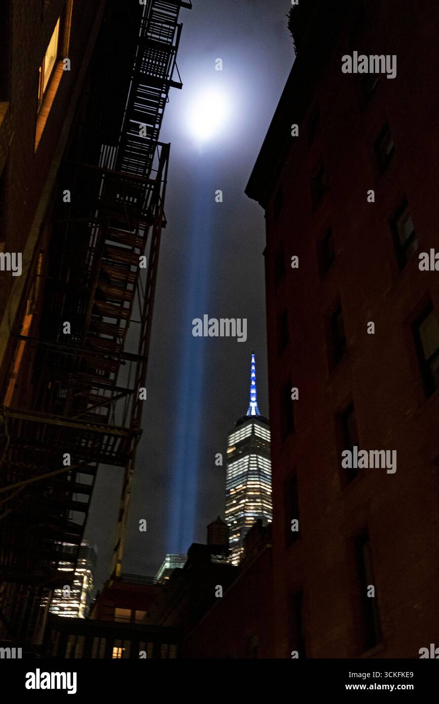 New York, New York, USA. September 2025. Tribute in Lights aus der historischen Staple Street. In Tribeca NYC (Credit Image: © Milo Hess/ZUMA Press Wire) NUR ZUR REDAKTIONELLEN VERWENDUNG! Nicht für kommerzielle ZWECKE! Stockfoto