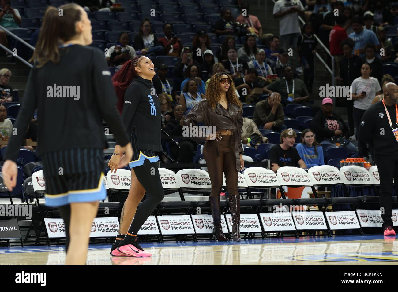 Chicago, USA. September 2025. Chicago, USA, 11. September 2025: Angel Reese (5 Chicago Sky) wird vor dem Spiel zwischen den Chicago Sky und New York Liberty am Donnerstag, den 11. September 2025 in der Wintrust Arena in Chicago, USA gesehen. (KEINE KOMMERZIELLE NUTZUNG) (Shaina Benhiyoun/SPP) Guthaben: SPP Sport Pressefoto. /Alamy Live News Stockfoto