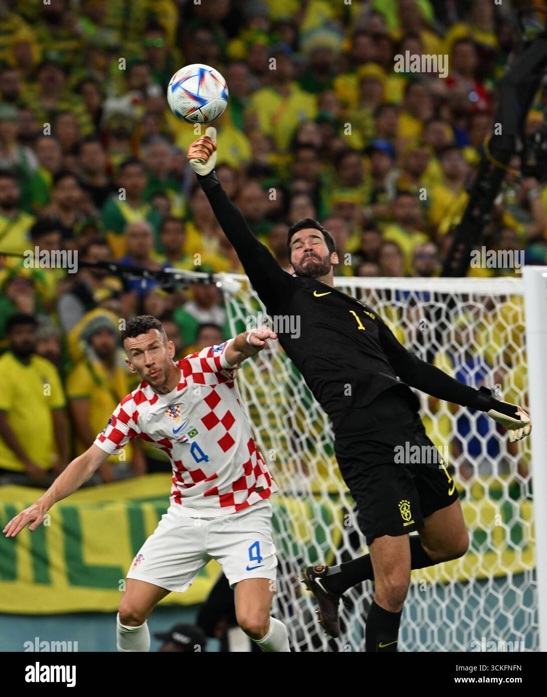 Ivan Perisic sucht im Viertelfinale der FIFA Fussball-Weltmeisterschaft 2022 die Kontrolle gegen Brasilien. Stockfoto
