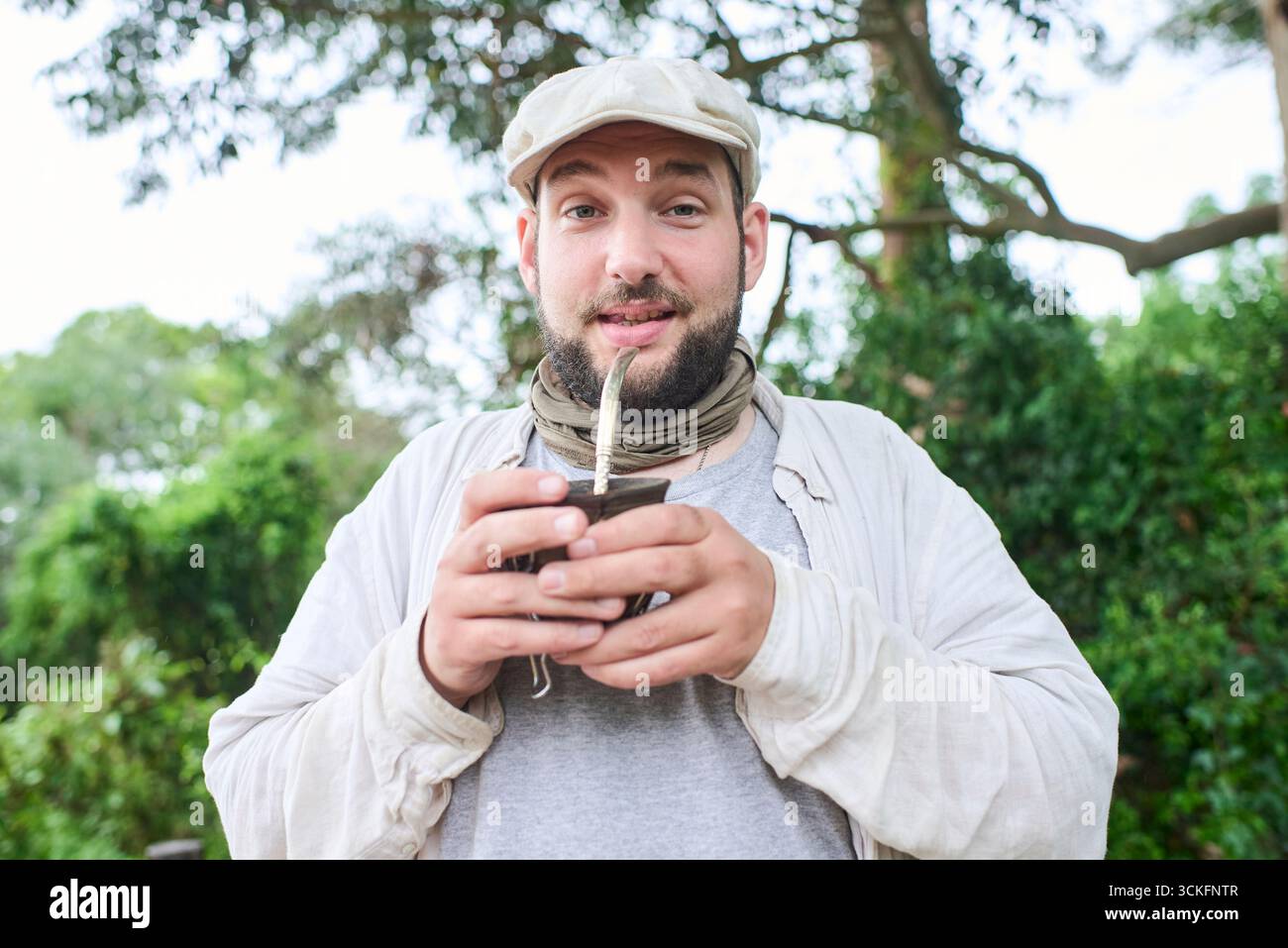Der hispanische Mann verbringt Freizeit im Freien und genießt einen Drink Mate, eine traditionelle argentinische Infusion. El Palmar Nationalpark, Entre Rios, Argentinien. Stockfoto