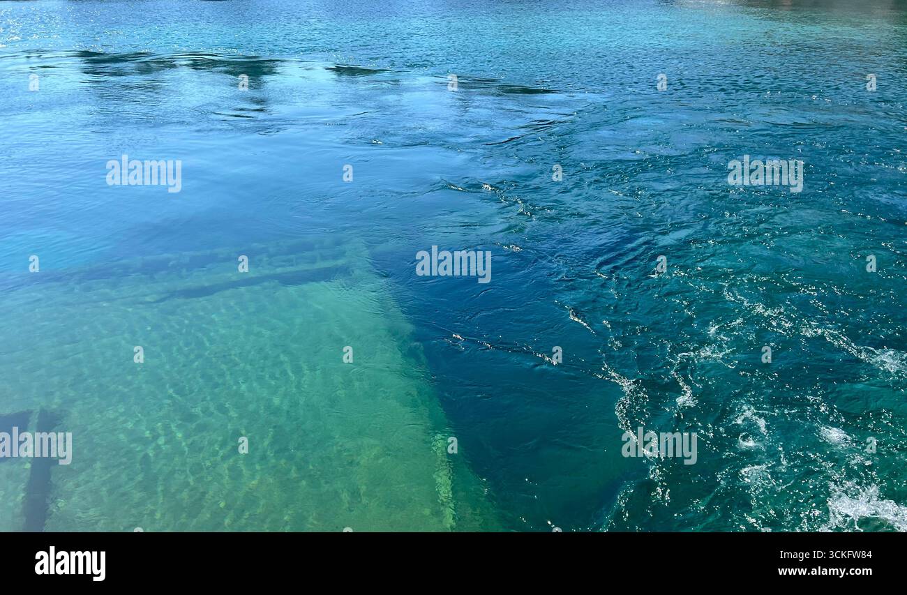 Wasser von Tobermory mit türkisfarbenem, klaren See und malerischer Aussicht in Ontario. Stockfoto