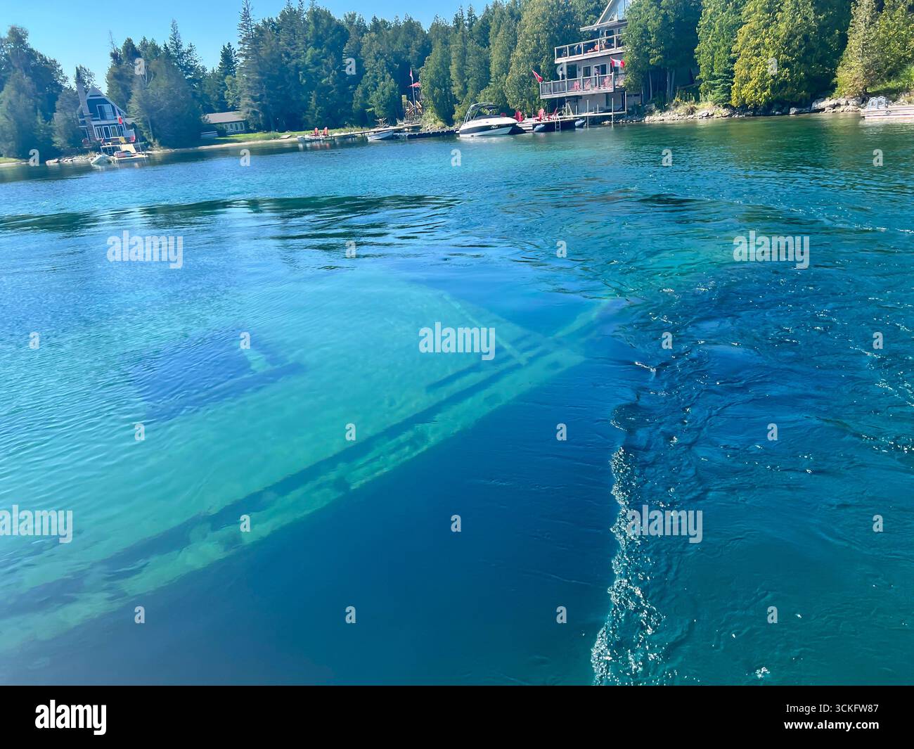Wasser von Tobermory mit türkisfarbenem, klaren See und malerischer Aussicht in Ontario. Stockfoto