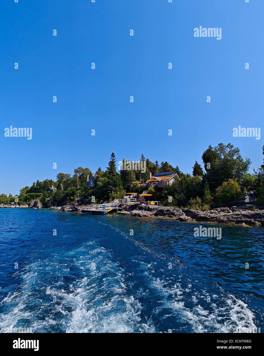 Wasser von Tobermory mit türkisfarbenem, klaren See und malerischer Aussicht in Ontario. Stockfoto