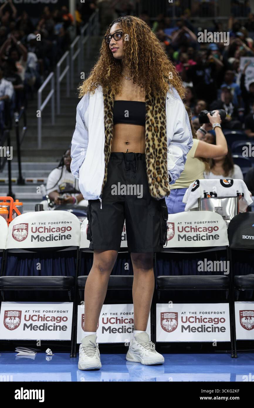 Chicago, USA. September 2025. Chicago, USA, 11. September 2025: Angel Reese (5 Chicago Sky) wechselt ihr Outfit während des Spiels zwischen den Chicago Sky und New York Liberty am Donnerstag, den 11. September 2025 in der Wintrust Arena, Chicago, USA. (KEINE KOMMERZIELLE NUTZUNG) (Shaina Benhiyoun/SPP) Guthaben: SPP Sport Pressefoto. /Alamy Live News Stockfoto