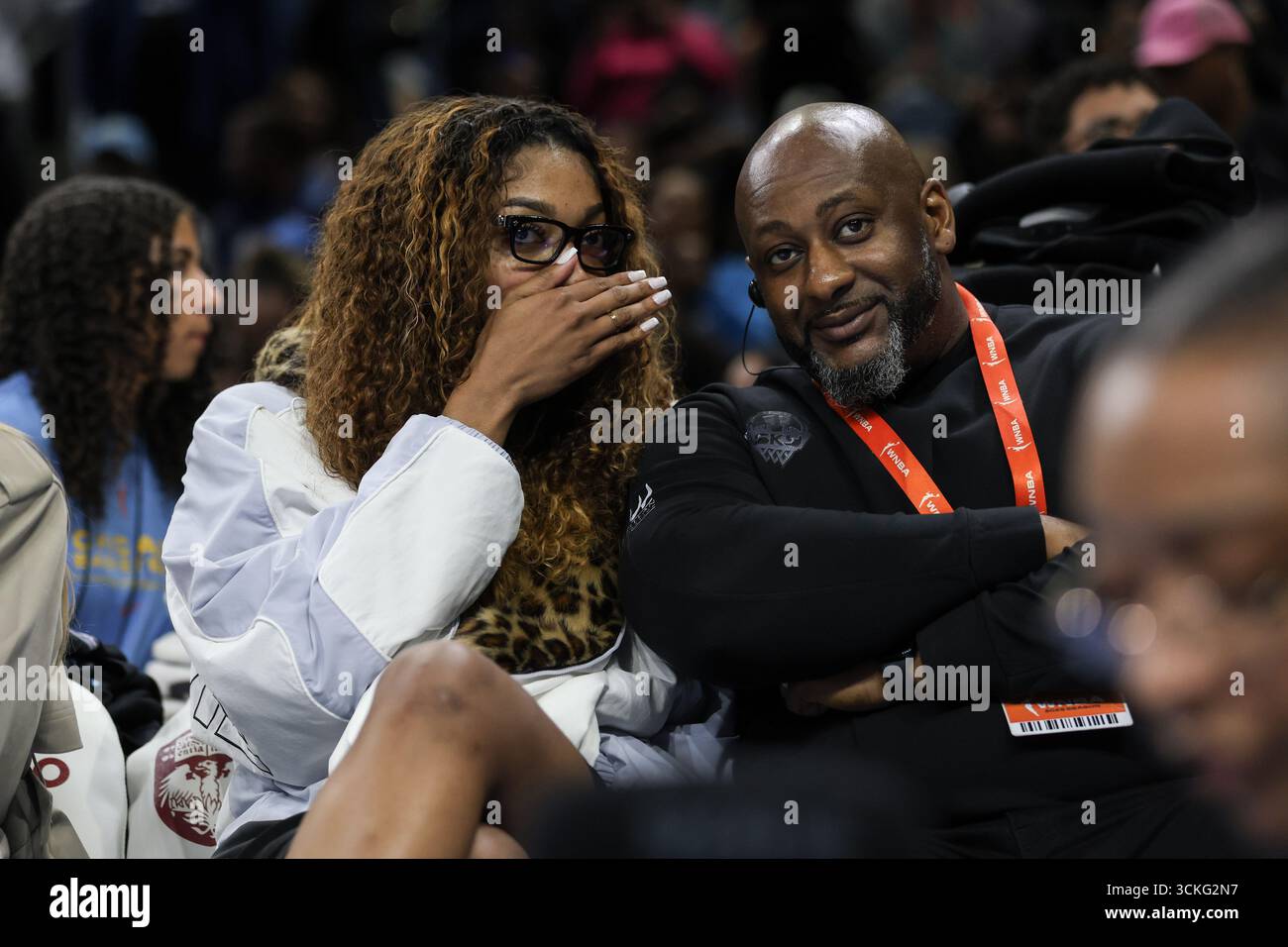 Chicago, USA. September 2025. Chicago, USA, 11. September 2025: Angel Reese (5 Chicago Sky) flüstert ihrem Sicherheitsbeamten während des Spiels zwischen Chicago Sky und New York Liberty am Donnerstag, den 11. September 2025 in der Wintrust Arena, Chicago, USA, zu. (KEINE KOMMERZIELLE NUTZUNG) (Shaina Benhiyoun/SPP) Guthaben: SPP Sport Pressefoto. /Alamy Live News Stockfoto