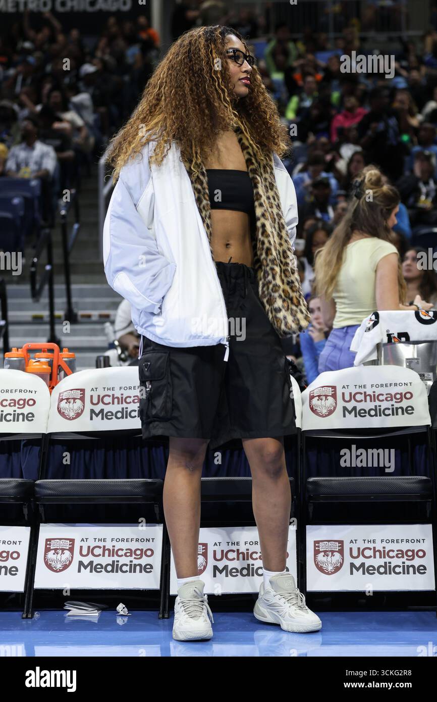 Chicago, USA. September 2025. Chicago, USA, 11. September 2025: Angel Reese (5 Chicago Sky) wechselt ihr Outfit während des Spiels zwischen den Chicago Sky und New York Liberty am Donnerstag, den 11. September 2025 in der Wintrust Arena, Chicago, USA. (KEINE KOMMERZIELLE NUTZUNG) (Shaina Benhiyoun/SPP) Guthaben: SPP Sport Pressefoto. /Alamy Live News Stockfoto