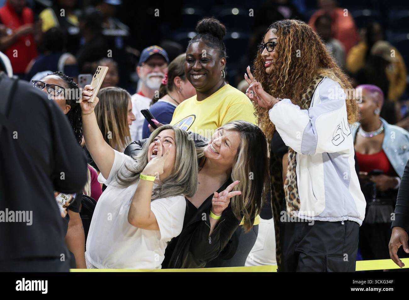 Chicago, USA. September 2025. Chicago, USA, 11. September 2025: Angel Reese (5 Chicago Sky) posiert mit Fans nach dem Spiel zwischen Chicago Sky und New York Liberty am Donnerstag, 11. September 2025 in der Wintrust Arena, Chicago, USA. (KEINE KOMMERZIELLE NUTZUNG) (Shaina Benhiyoun/SPP) Guthaben: SPP Sport Pressefoto. /Alamy Live News Stockfoto