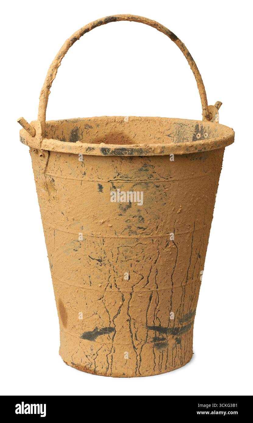 Schwarzer Kunststoffeimer mit Metallgriff, bedeckt mit trockenem Sand, weist dunkle Schmutzstreifen auf, isolierter weißer Hintergrund, was harte Arbeit und Arbeit darstellt Stockfoto