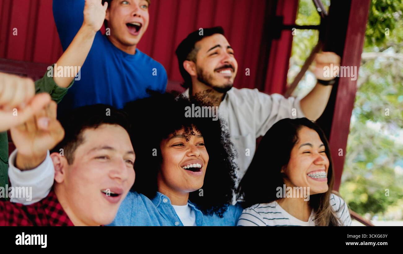 Viele Fußballfans feiern während des Live-Spiels das Team-Tor mit Freude Stockfoto