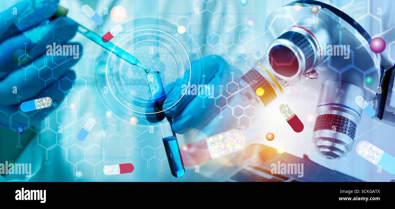 Nahaufnahme der Wissenschaftlerhand mit Pipette mit blauer Flüssigkeit im Reagenzglas unter Mikroskop, kombinierte digitale Grafik von Kapseln und Molekülen, Symbolizi Stockfoto