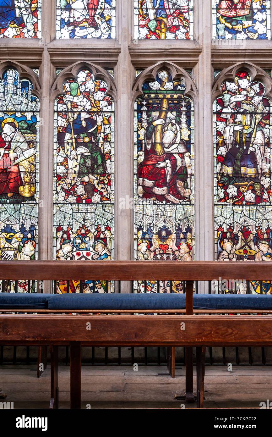 Oxford, Großbritannien 9. Juli 2025 Buntglasfenster in der Universitätskirche St. Mary the Virgin (St. Mary's oder SMV) Stockfoto