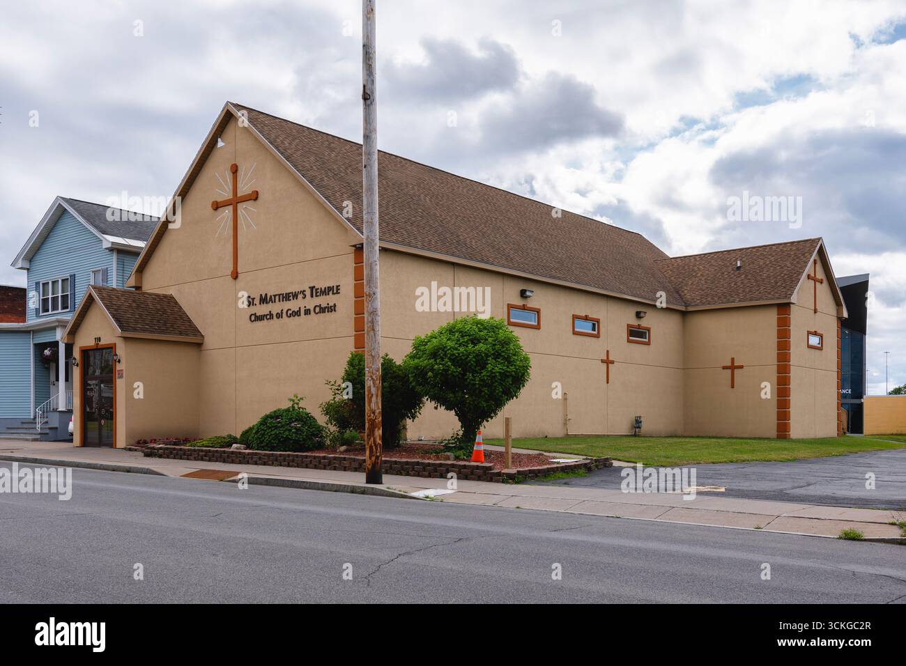 Utica, NY - 8. Juli 2025: Wide View of St. Matthew's Temple ist eine Kirche in der Kirche von Gott in Christus (COGIC) in Utica, New York Stockfoto