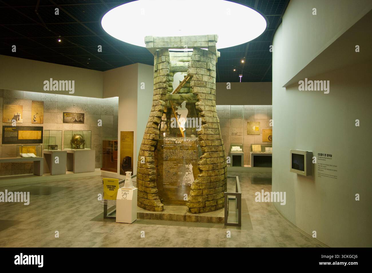 Eine Nachbildung der Cheomseongdae, Koreas historisches Steinobservatorium, ist im Jeju Aerospace Museum ausgestellt und verbindet das antike astronomische Erbe mit Stockfoto