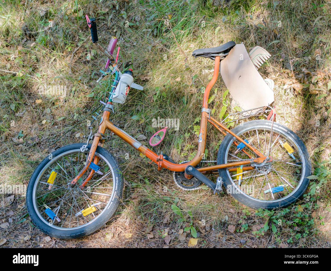 Klappräder wurden beim Kalmit-Klapprad-Cup 2025 verwendet. Bei dieser Veranstaltung, die jedes Jahr in Deutschland stattfindet, klettern Biker auf Klapprädern einen Bergpass. Stockfoto