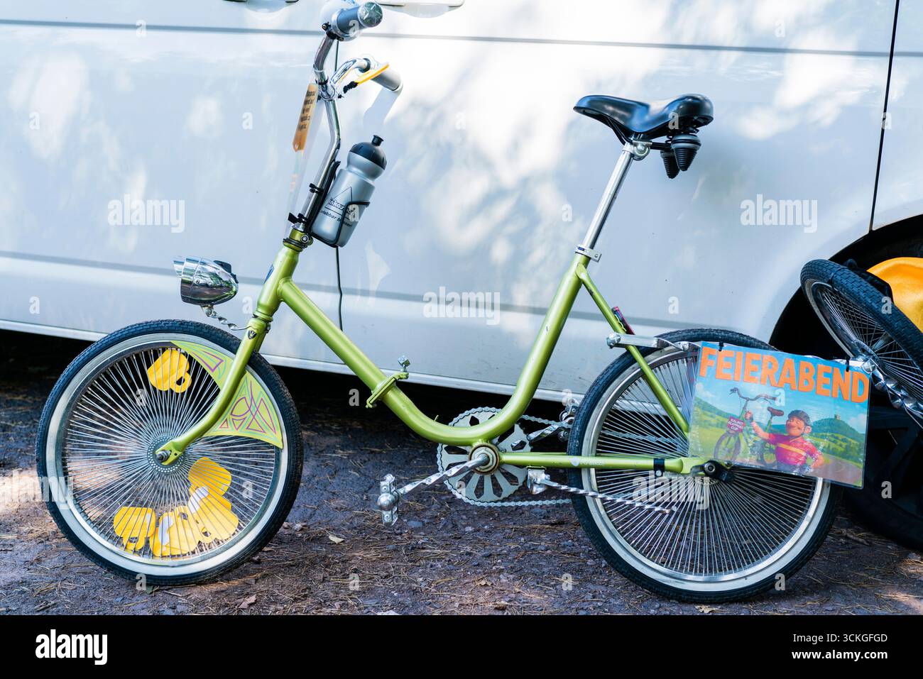 Klappräder wurden beim Kalmit-Klapprad-Cup 2025 verwendet. Bei dieser Veranstaltung, die jedes Jahr in Deutschland stattfindet, klettern Biker auf Klapprädern einen Bergpass. Stockfoto