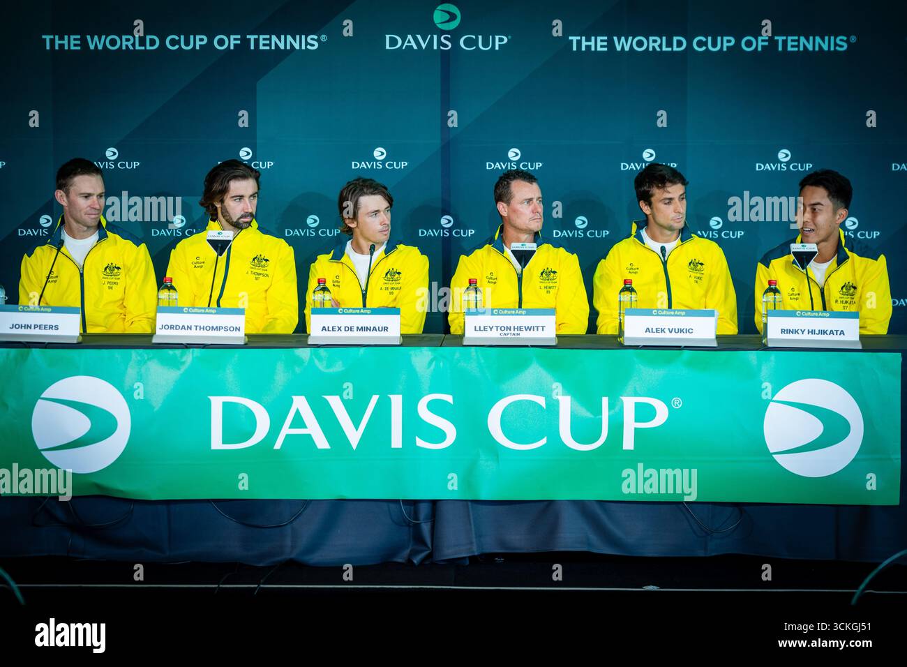 Sydney, Australien. September 2025. L-R, Lleyton Hewitt, rinky Hijikata, John Peers, Alex de Minaur, Jordan Thompson und Alek Vukic stellten eine Pressekonferenz der belgischen und australischen Teams am Freitag, den 12. September 2025, in der Ken Rosewall Arena in Sydney, Australien vor. Belgien und Australien treten an diesem Wochenende in der zweiten Runde der Qualifikation zum Davis Cup an. BELGA FOTO PATRICK HAMILTON Credit: Belga News Agency/Alamy Live News Stockfoto