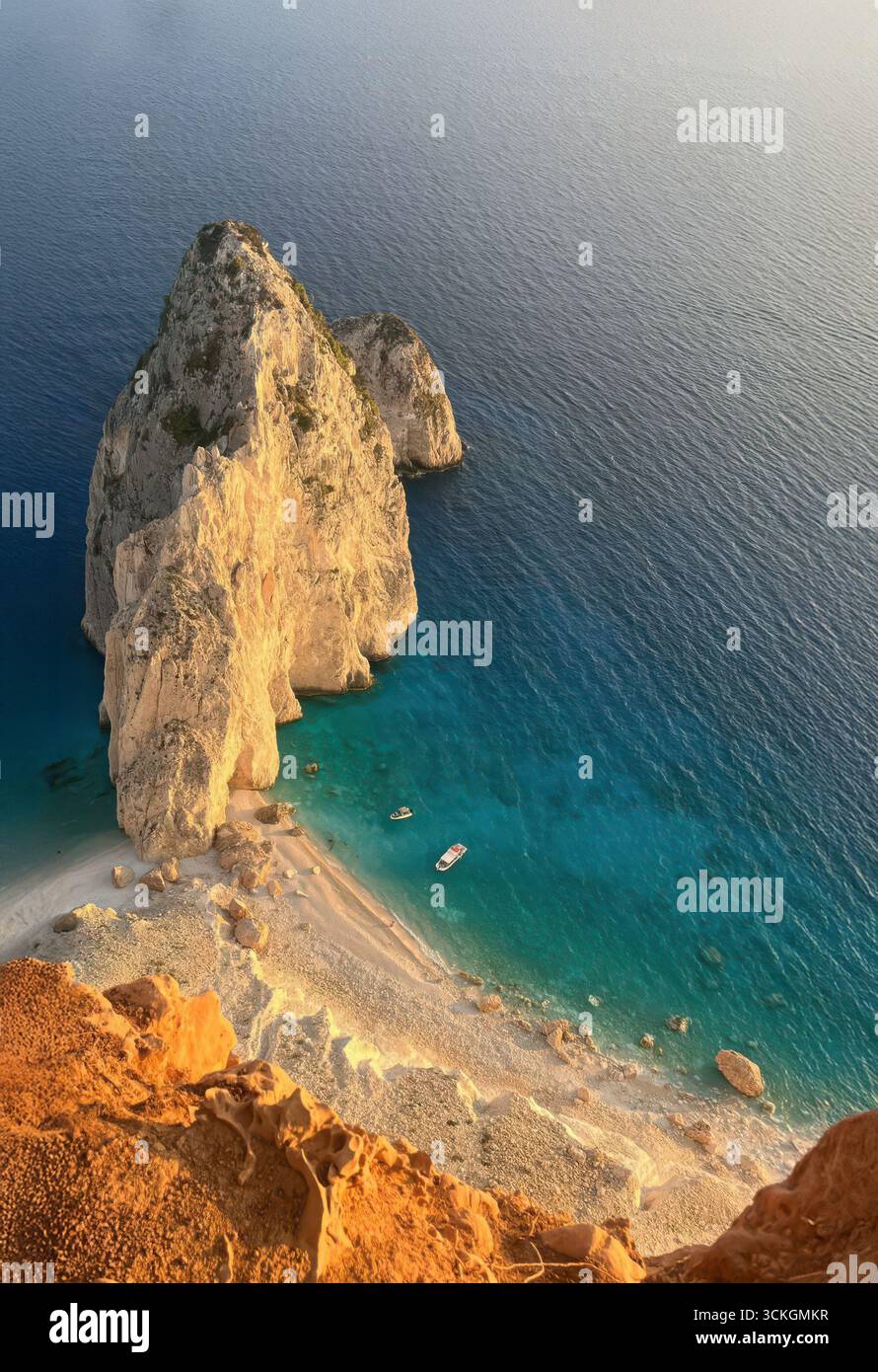 Wunderschöne Meereslandschaft mit felsigen Klippen und Booten an einem Strand in Griechenland Stockfoto