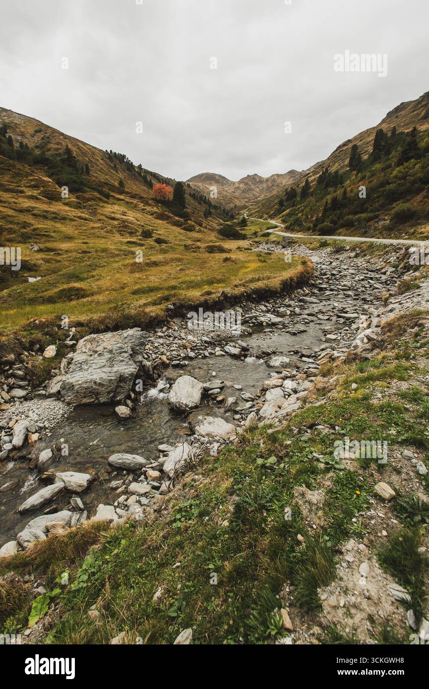 Entlang des Trattenbach ins Trattenbachtal zur Trattenbachalm bei Wald im Pinzgau, Salzburg, Österreich am 08.10.2020. // entlang des Trattenbachs ins Trattenbachtal bis zur Trattenbachalm bei Wald im Pinzgau, Salzburg, Österreich am 08.10.2020. - 20231008 PD30293 Credit: APA-PictureDesk/Alamy Live News Stockfoto