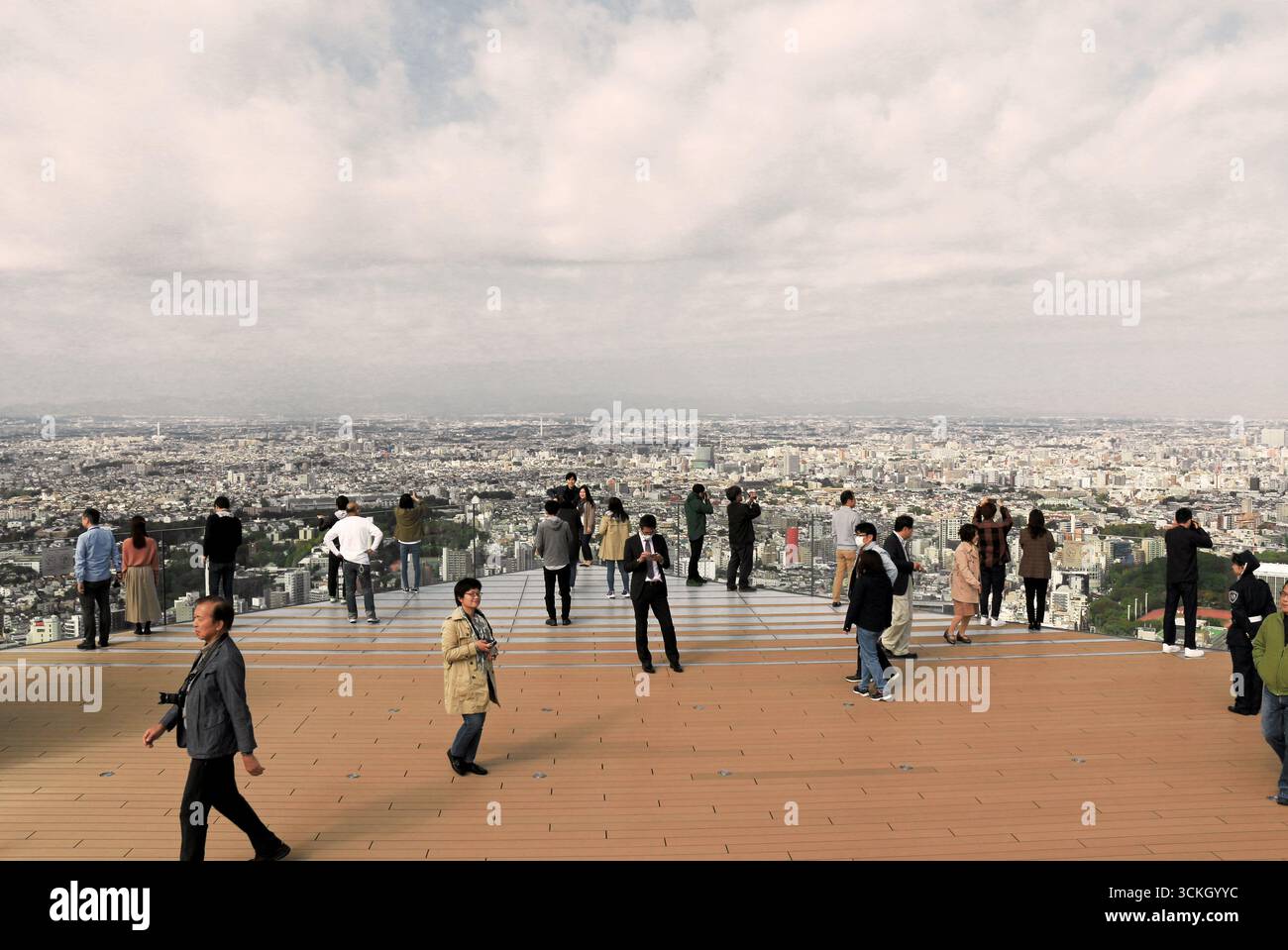 Das tägliche Leben in Japan Menschen genießen die Aussicht vom „Shibuya Sky“ Stockfoto