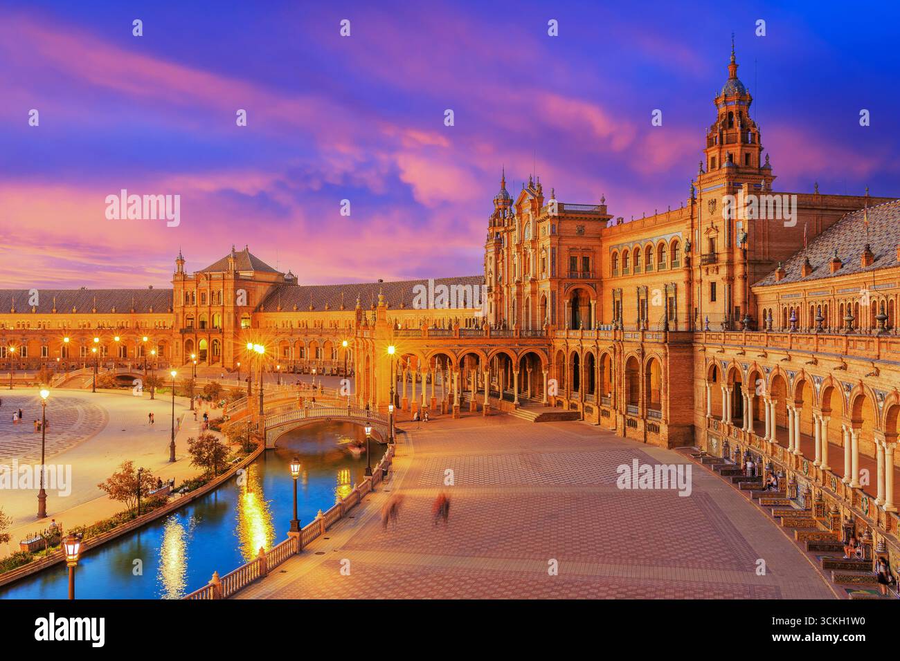 Sevilla, Spanien. Spanischer Platz (Plaza de Espana) bei Sonnenuntergang. Stockfoto