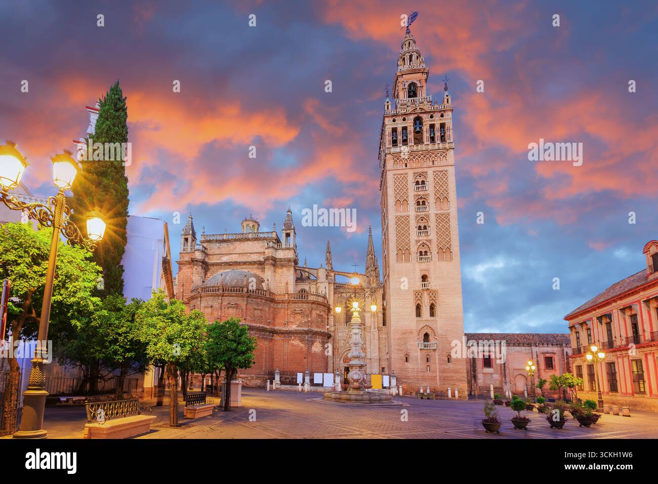 Sevilla, Spanien. Kathedrale der Heiligen Maria des Stuhls mit dem Glockenturm Giralda. Stockfoto